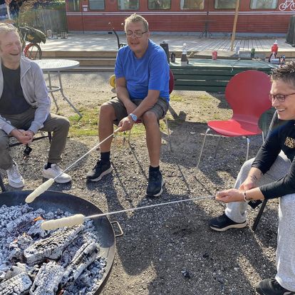 BAYO.S støtter værestedet perronen